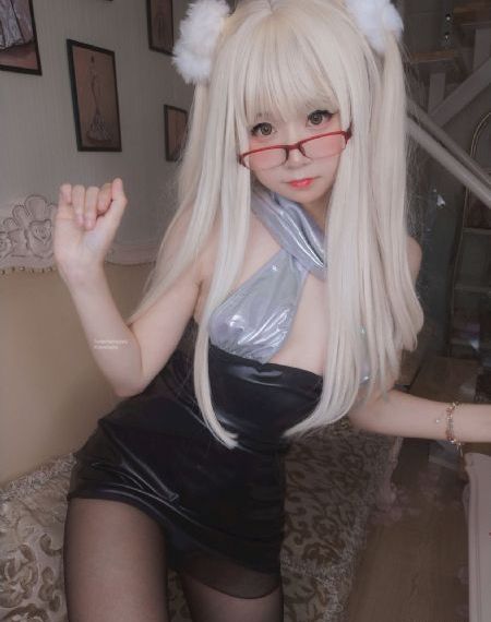 一脸嫌弃表情的妹子给你看胖次_1080超清在线观看